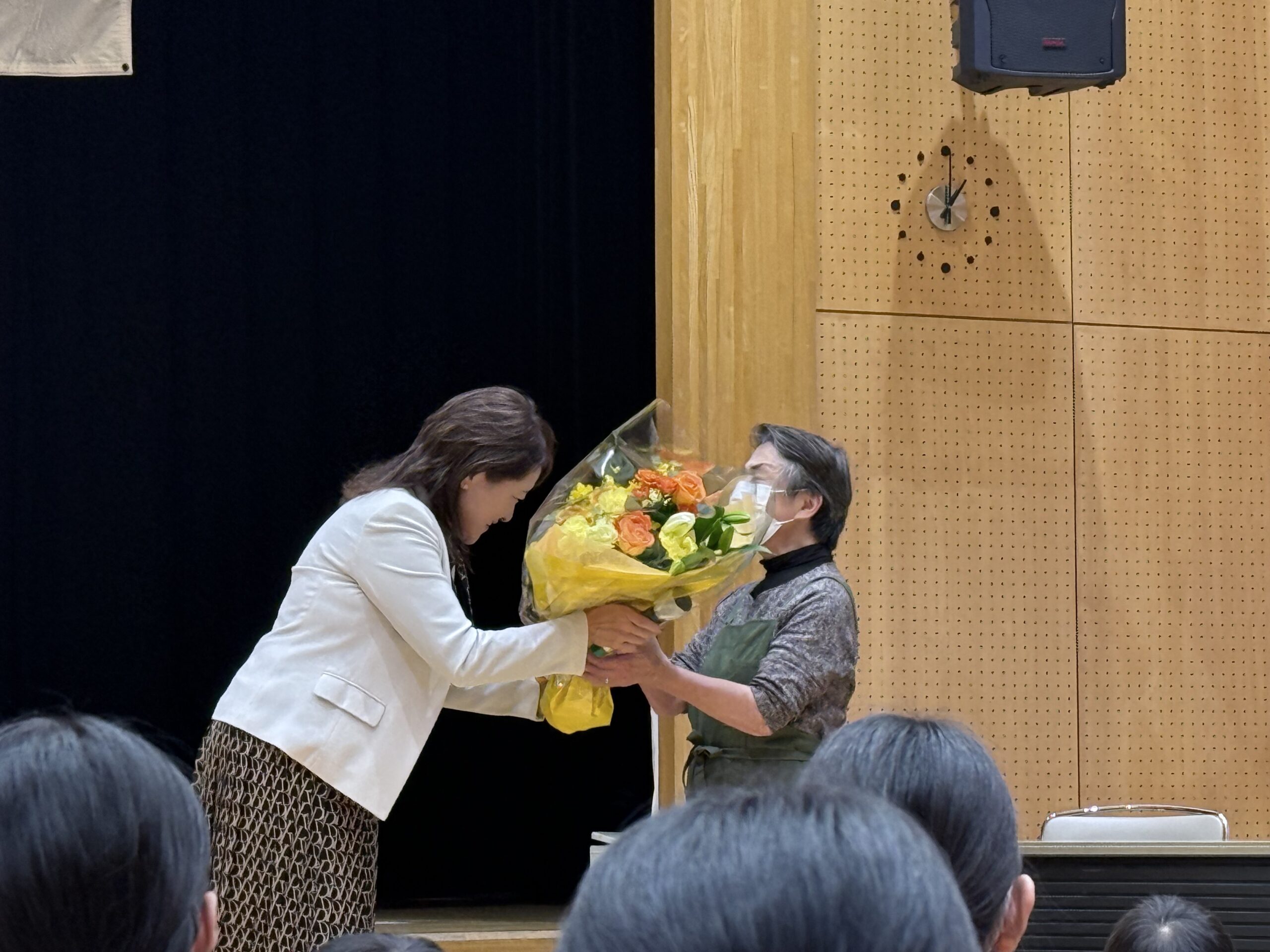 イベントの記念花束贈呈